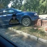 Пьяный с утра: в Барнауле водитель Skoda влетел в кирпичное ограждение