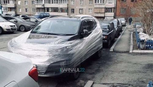 Автомобили горе-парковщиков в Барнауле обмотали пленкой