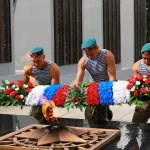 К 95-летию ВДВ в Горно-Алтайске возложили цветы в Парке Победы. Фото