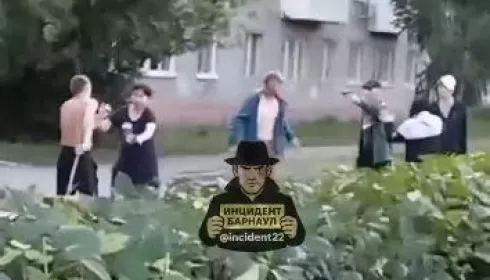 Не грози Южному: в барнаульском поселке 15 человек устроили массовую драку с оружием