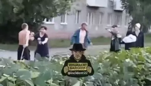 Не грози Южному: в барнаульском поселке 15 человек устроили массовую драку с оружием