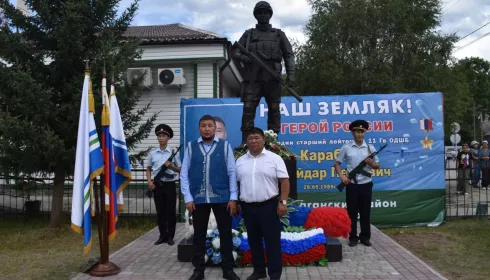 Памятник Герою России Айдару Карабашеву открыли в Республике Алтай
