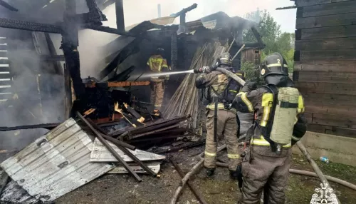 В селе Республики Алтай горели дом, баня и хозпостройка на 80 квадратах