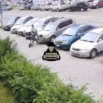 Парень в Барнауле не совладал с самокатом и врезался в машину на парковке