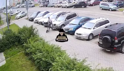 Парень в Барнауле не совладал с самокатом и врезался в машину на парковке