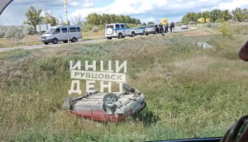Легковушка оказалась на крыше после ДТП в Алтайском крае