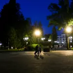 Город в вечерней вуали: как выглядит центр Горно-Алтайска в свете ночных фонарей. Фото