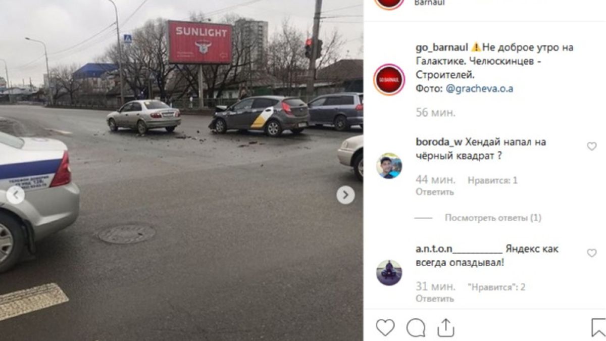 Автомобиль перевернулся после столкновения с Яндекс.Такси в Барнауле