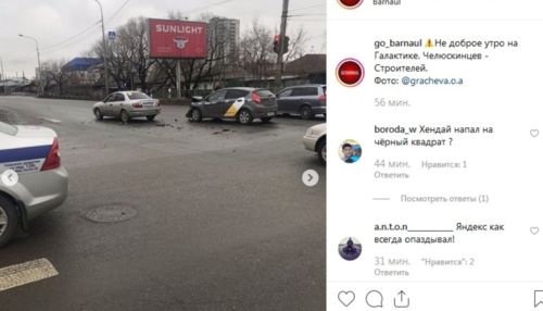 Автомобиль перевернулся после столкновения с Яндекс.Такси в Барнауле