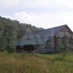 Двухэтажный коттедж с озером и соснами продают в Горном Алтае за 20 млн рублей. Фото