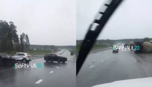 Бензовоз завалился на бок, объезжая массовое ДТП в Алтайском крае