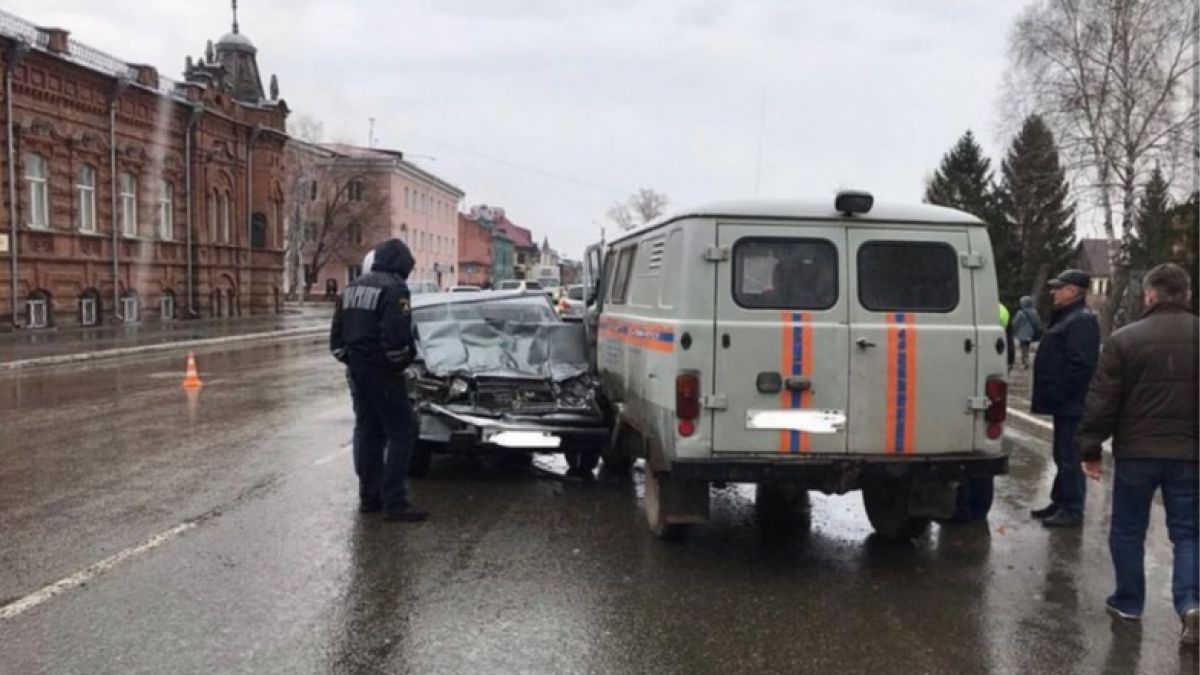 "УАЗ" спасателей  в Бийске протаранил "Жигули" 