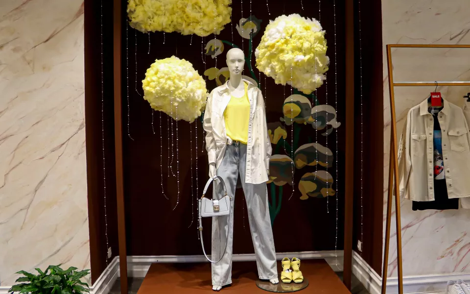 Вызов шопоголику: почему рынок одежды офлайн уходит в кризис