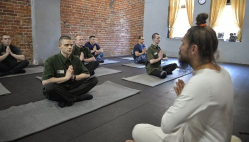 ФСИН отказалась запрещать йогу в СИЗО из-за жалобы Мизулиной