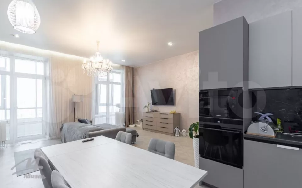 Просторную двушку с панорамными окнами на центр города продают в Барнауле. Фото