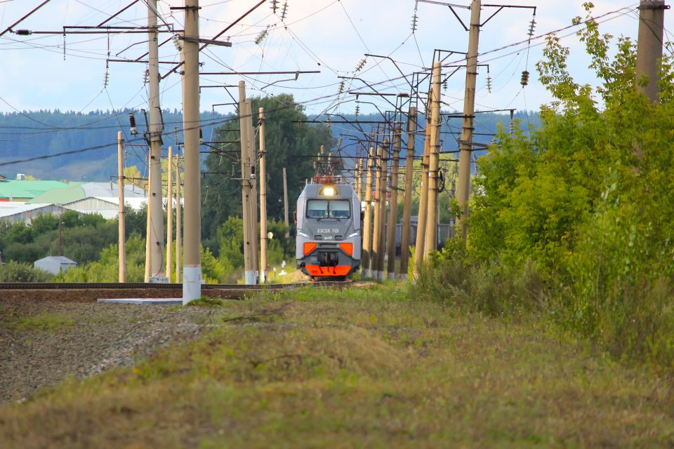Железнодорожная линия, проложенная к новому мосту. Поезд Железнодорожная линия, проложенная к новому мосту. Поезд