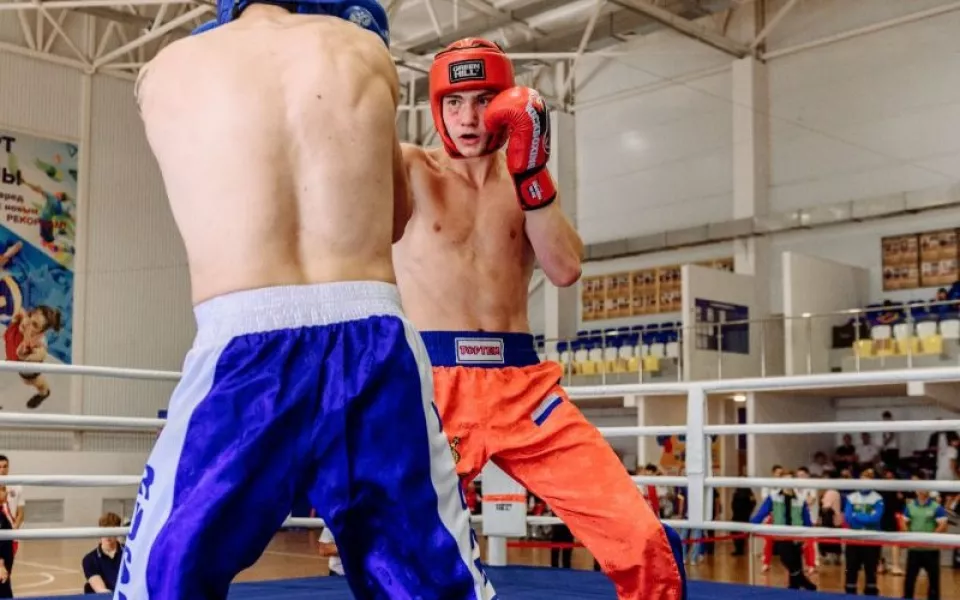 Золотой удар: барнаулец Михаил Якушев стал чемпионом России по кикбоксингу
