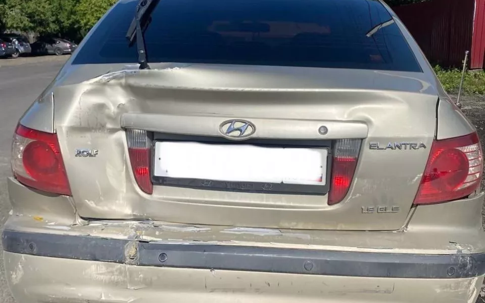 В Бийске автобус врезался в легковушку, пострадали женщина и ребенок