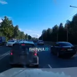 BMW врезался в грузовик и спровоцировал массовое ДТП на Змеиногорском тракте. Видео