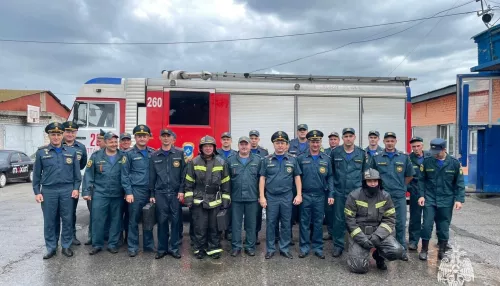Пожарных в Новоалтайске трогательно и эффектно проводили на пенсию. Видео