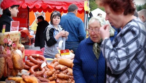Барнаульцы тратят на продуктовых ярмарках миллионы рублей на колбасу, мясо, рыбу