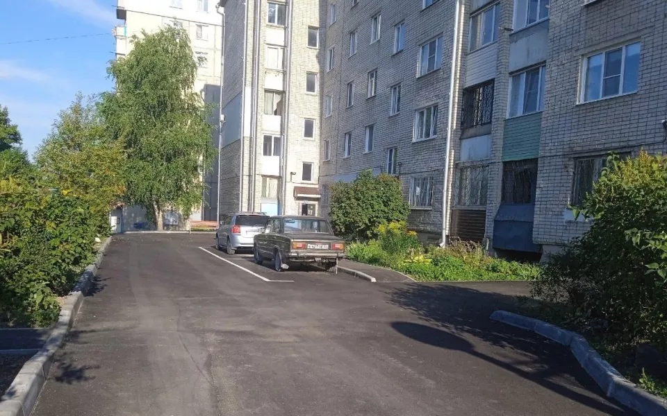 В 24 барнаульских дворах по нацпроекту заасфальтировали дороги