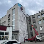 Мурал в честь врачей разных эпох создают в Барнауле. Фото