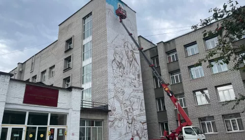Мурал в честь врачей разных эпох создают в Барнауле. Фото