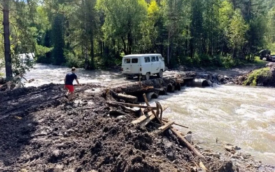 Объездную дорогу через реку Элекмонар вновь восстановили в Республике Алтай
