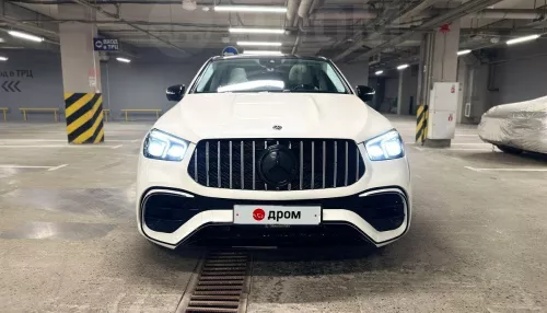 Белый Mercedes с авторским салоном продают за 10,8 млн рублей в Барнауле. Фото