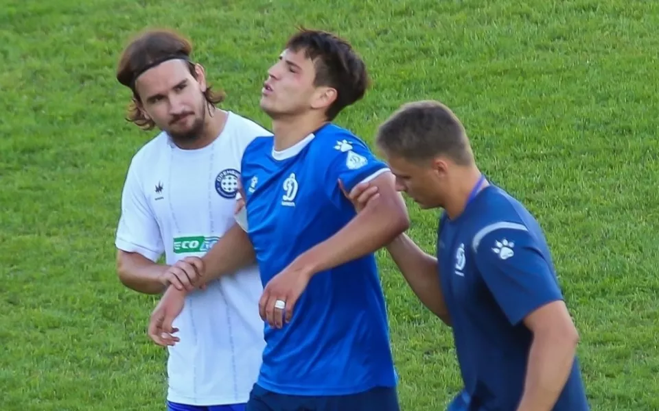 Получившему травму после празднования гола барнаульскому футболисту нужна операция