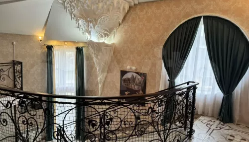 Двухэтажный дом с каминной зоной и джакузи продают в Горном Алтае за 39 млн. Фото