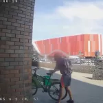 Подросток потерял сознание на улице в Барнауле, но все прошли мимо. Видео