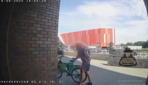Подросток потерял сознание на улице в Барнауле, но все прошли мимо. Видео