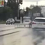 В Барнауле лихач на BMW проскочил на красный и едва не сбил пешеходов. Видео