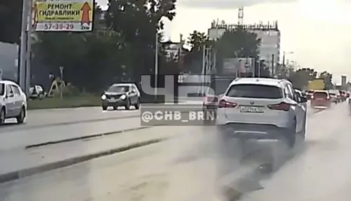 В Барнауле лихач на BMW проскочил на красный и едва не сбил пешеходов. Видео