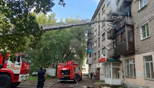 Пожар захватил квартиру в многоэтажке в Рубцовске. Потребовалась помощь детям