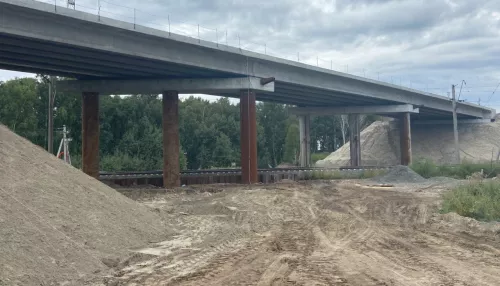 Дорожники уложили нижний слой асфальта на новом мосту в Панкрушихинском районе