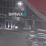 Водитель Subaru врезался в барнаульский ТЦ и сбежал. Видео