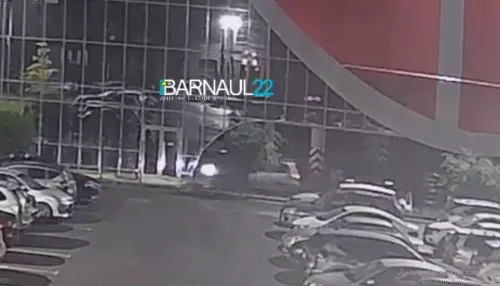 Водитель Subaru врезался в барнаульский ТЦ и сбежал. Видео