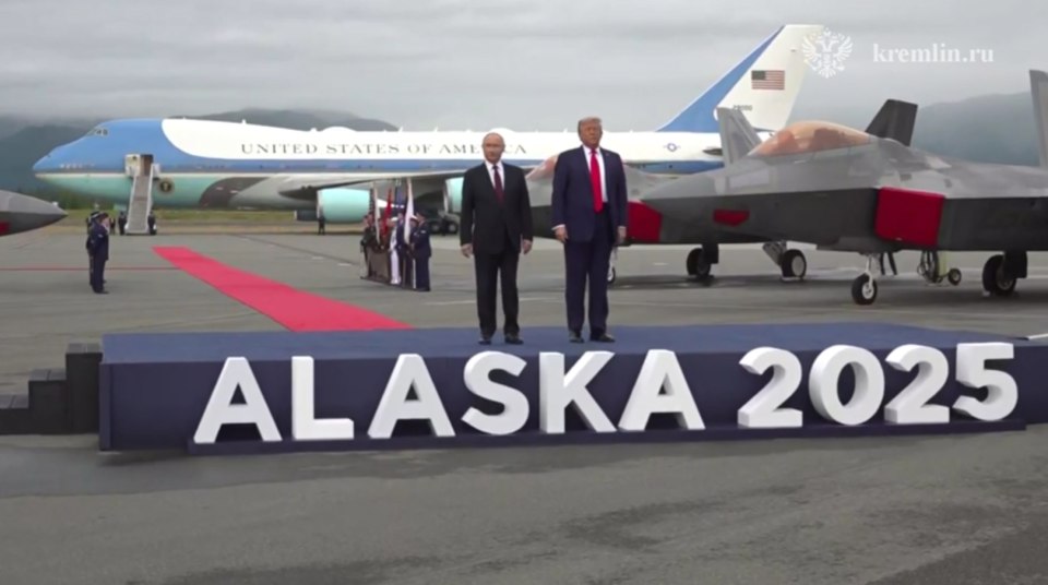 Встреча Владимира Путина и Дональда Трампа на летном поле Анкориджа
