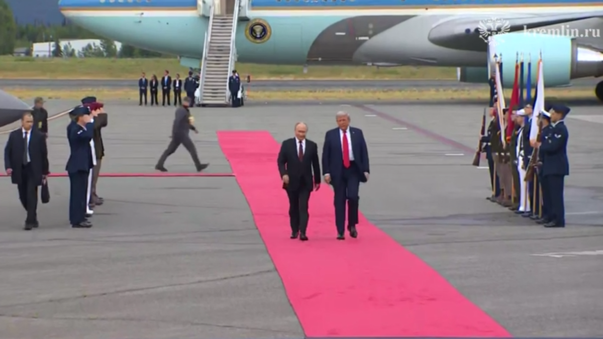 Встреча Владимира Путина и Дональда Трампа на летном поле Анкориджа
