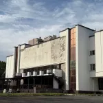 Со здания барнаульской Оперы сняли вывеску – куда уехал клуб