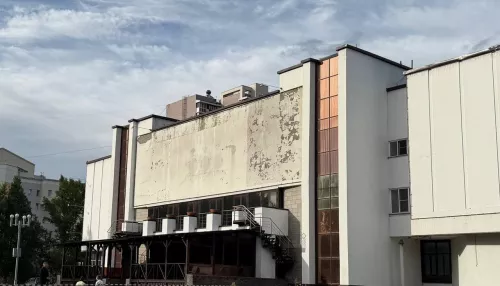 Со здания барнаульской Оперы сняли вывеску – куда уехал клуб