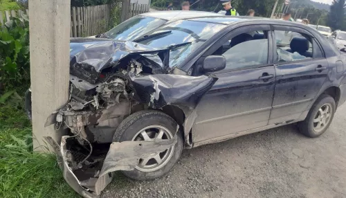 В Республике Алтай Toyota протаранила две машины и обняла столб. Фото