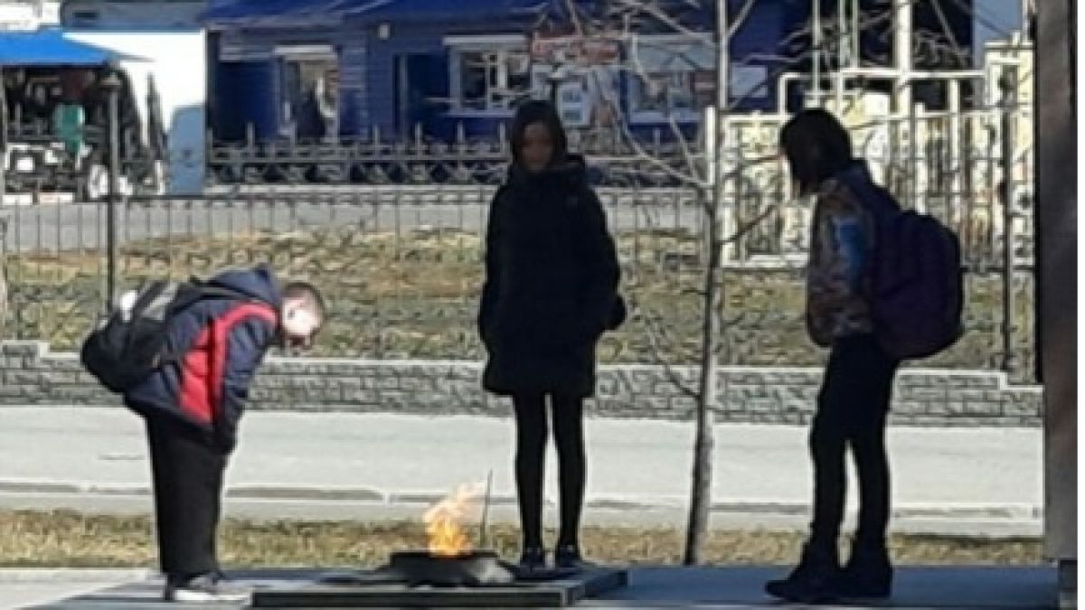 Барнаульские подростки жгли мусор на Вечном огне 