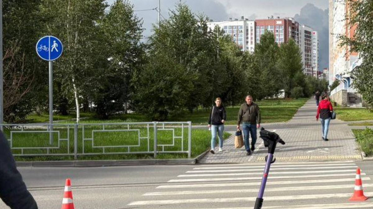 Две девочки на самокате столкнулись с автомобилем в Барнауле