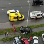 Легковушка перевернулась на крышу на улице Малахова в Барнауле. Видео