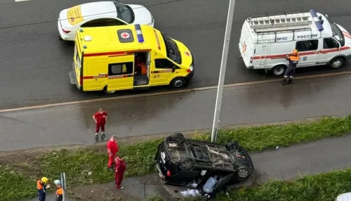 Легковушка перевернулась на крышу на улице Малахова в Барнауле. Видео