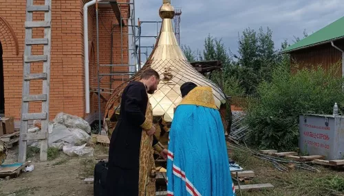 В барнаульском Затоне водрузили крест на купол нового храма. Фото